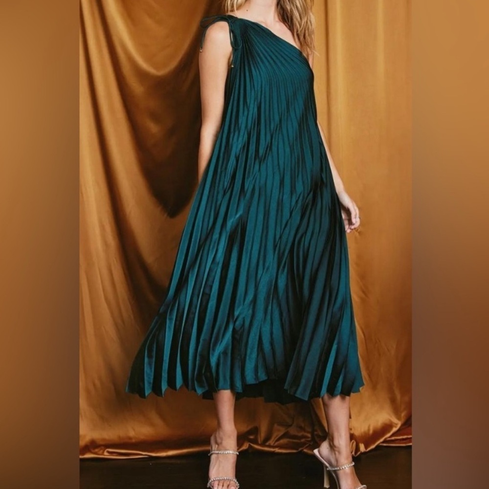 Dress Forum✨One Shoulder Pleated Midi Dress NWT
